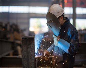 鋼結構車間工人作業圖